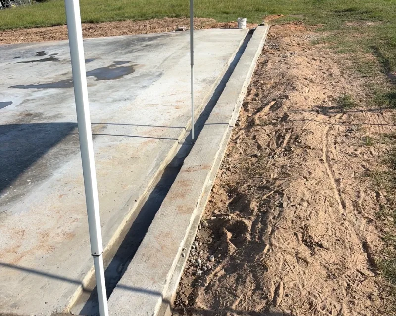 Slab edge drainage channel